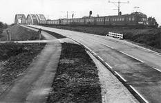 839257 Gezicht op de Provincialeweg tussen Houten en Schalkwijk, ter hoogte van de aansluiting van de Poeldijk, met op ...